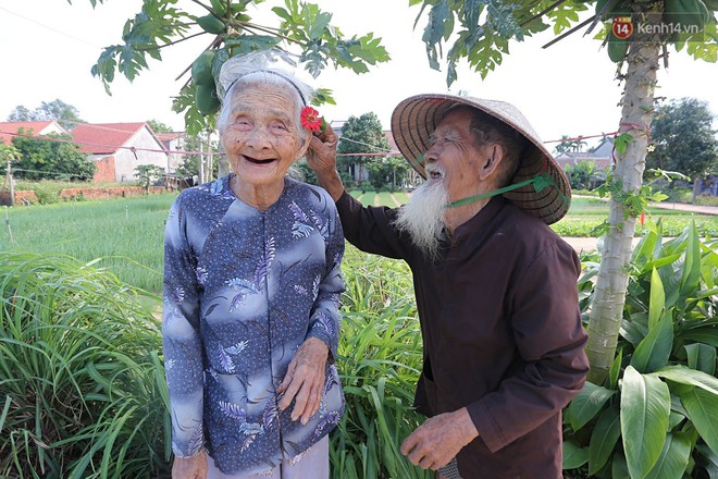 Nhiếp ảnh gia người Pháp chụp bộ ảnh đôi vợ chồng 94 tuổi và phía sau đó là một cổ tích tình già siêu dễ thương ở làng rau Trà Quế - Ảnh 4.