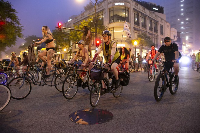 Mỹ: Hàng nghìn người trần như nhộng diễu phố trong ngày lễ hội đạp xe khỏa thân thế giới - Ảnh 8.