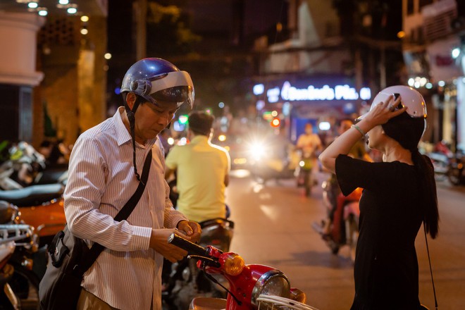 Khoảnh khắc hạnh phúc giản dị của Lan Hương - Đỗ Kỷ: Chồng đèo vợ trên xe máy đi may đồ - Ảnh 1.