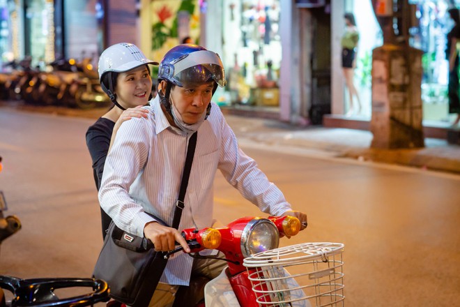 Khoảnh khắc hạnh phúc giản dị của Lan Hương - Đỗ Kỷ: Chồng đèo vợ trên xe máy đi may đồ - Ảnh 2.