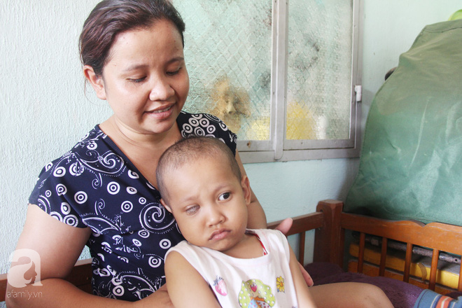 Bố mẹ chở phân bò không có tiền cứu chữa, bé gái 3 tuổi bị ung thư mắt đã nhận được sự giúp đỡ của cộng đồng - Ảnh 1.