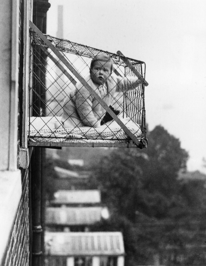 Phát minh kỳ lạ nhất thế kỷ 20: Những chiếc lồng sắt “phơi” trẻ em bên ngoài cửa sổ khiến nhiều người đứng tim - Ảnh 3.