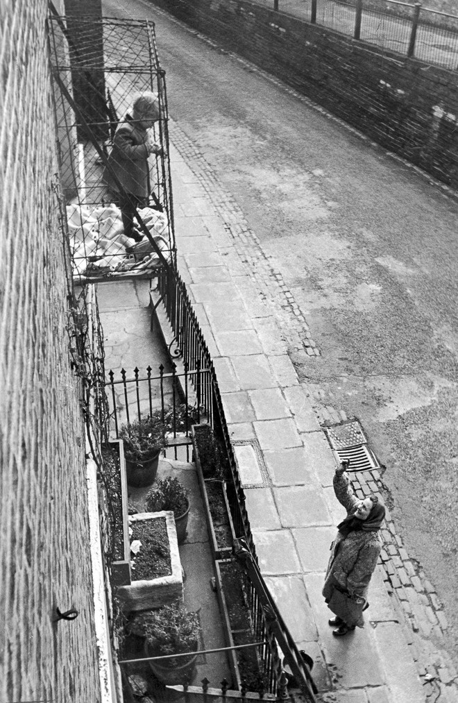 Phát minh kỳ lạ nhất thế kỷ 20: Những chiếc lồng sắt “phơi” trẻ em bên ngoài cửa sổ khiến nhiều người đứng tim - Ảnh 7.