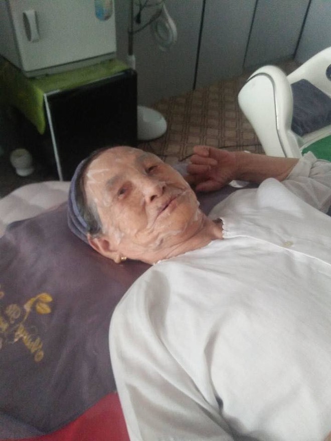 Hai cụ bà 90 tuổi vẫn rủ nhau đi spa chăm sóc da, làm đẹp khiến giới trẻ vô cùng thích thú - Ảnh 1.
