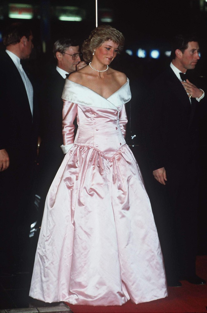 Nhiều đồn đoán cho rằng bộ đồ phá vỡ quy tắc của Meghan Markle được lấy cảm hứng từ trang phục của Công nương Diana - Ảnh 4.