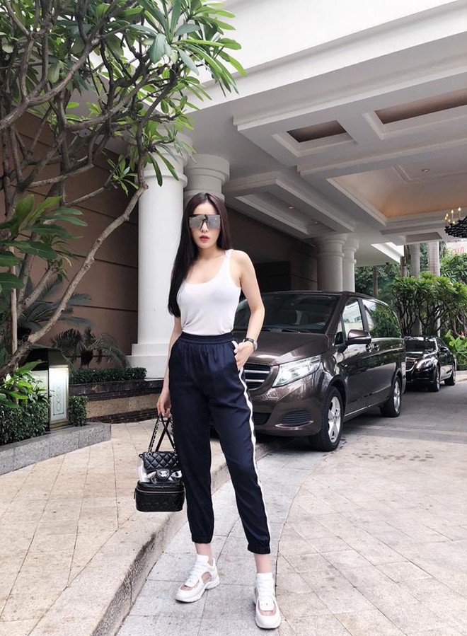 Chỉ với áo phông kẻ và quần jeans, một mình Hà Tăng cân cả street style sao Việt tuần này - Ảnh 3.