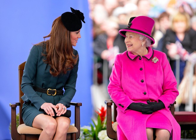 Thần thái xuất chúng của Công nương Kate trong chuyến đi đầu tiên với Nữ hoàng Anh năm 2012 bất ngờ gây sốt trở lại trên MXH - Ảnh 7.