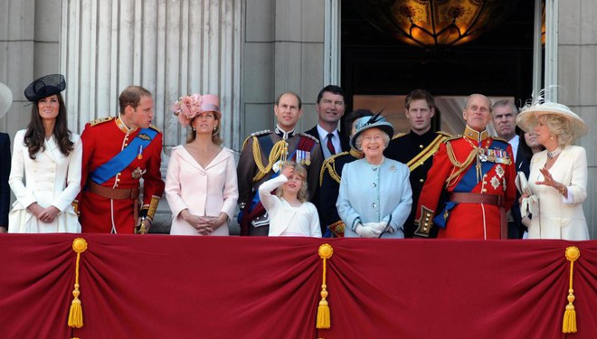 Sự thật đằng sau bức ảnh Công nương Kate đứng lấn át Meghan trong dịp sinh nhật Nữ hoàng Anh - Ảnh 2.