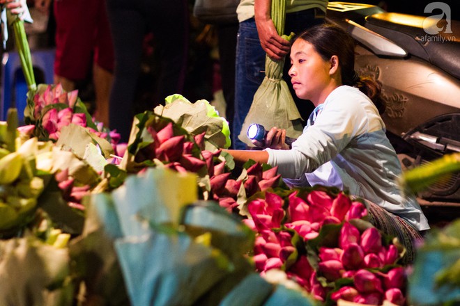 Hà Nội: Những ngày đầu tháng 6, chợ hoa Quảng Bá có thêm hương sắc của cả ngàn bông sen - Ảnh 4.