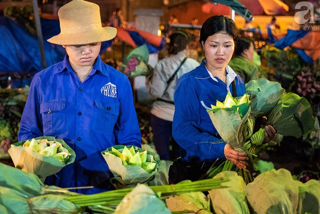 Hà Nội: Những ngày đầu tháng 6, chợ hoa Quảng Bá có thêm hương sắc của cả ngàn bông sen - Ảnh 6.