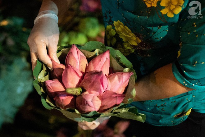 Hà Nội: Những ngày đầu tháng 6, chợ hoa Quảng Bá có thêm hương sắc của cả ngàn bông sen - Ảnh 7.