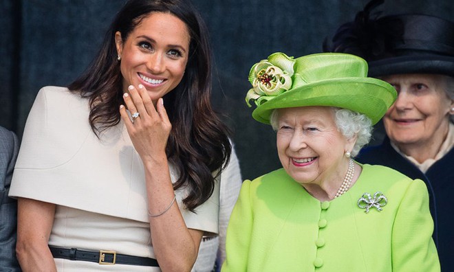 Nữ hoàng Anh giúp cháu dâu chữa cháy và tặng món quà ý nghĩa này cho Meghan - Ảnh 1.