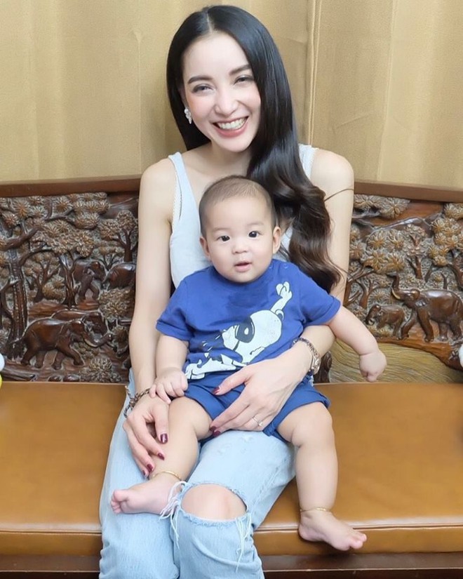 Đang kể chuyện bối rối khi được bạn trai mới cầu hôn, single mom bị mắng chửi túi bụi vì vô tình đăng ảnh khoe đùi - Ảnh 3.