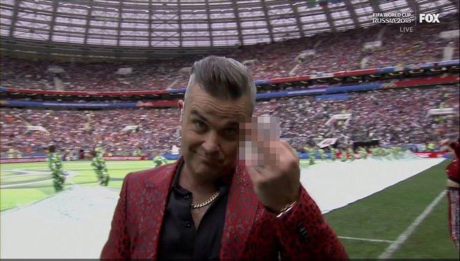Nam ca sĩ nổi tiếng Robbie Williams bị phản ứng dữ dội tại lễ khai mạc World Cup 2018 với hành động này - Ảnh 1.