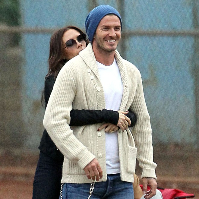 Giữa tin đồn ly hôn, David Beckham khoe ảnh được Victoria ôm ấp trong tiệc gia đình  - Ảnh 2.
