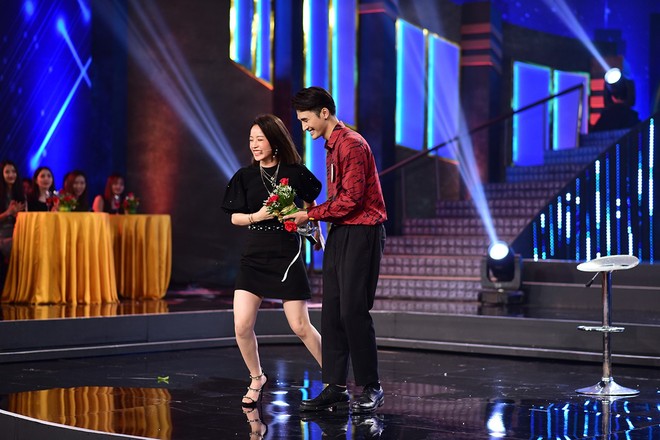 Hoa hậu HHen Niê mất kiểm soát, bất ngờ lao lên sân khấu ôm trai đẹp  - Ảnh 12.