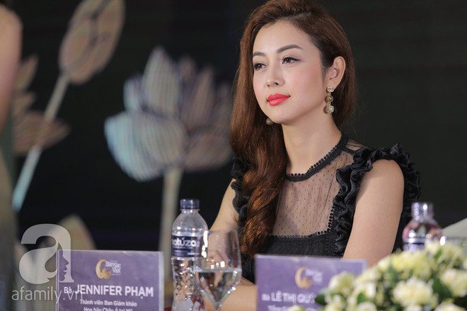 Jennifer Phạm và Dương Thùy Linh gây ngỡ ngàng với nhan sắc tuổi 30 ở họp báo Hoa hậu Bản sắc Việt toàn cầu 2018 - Ảnh 1.