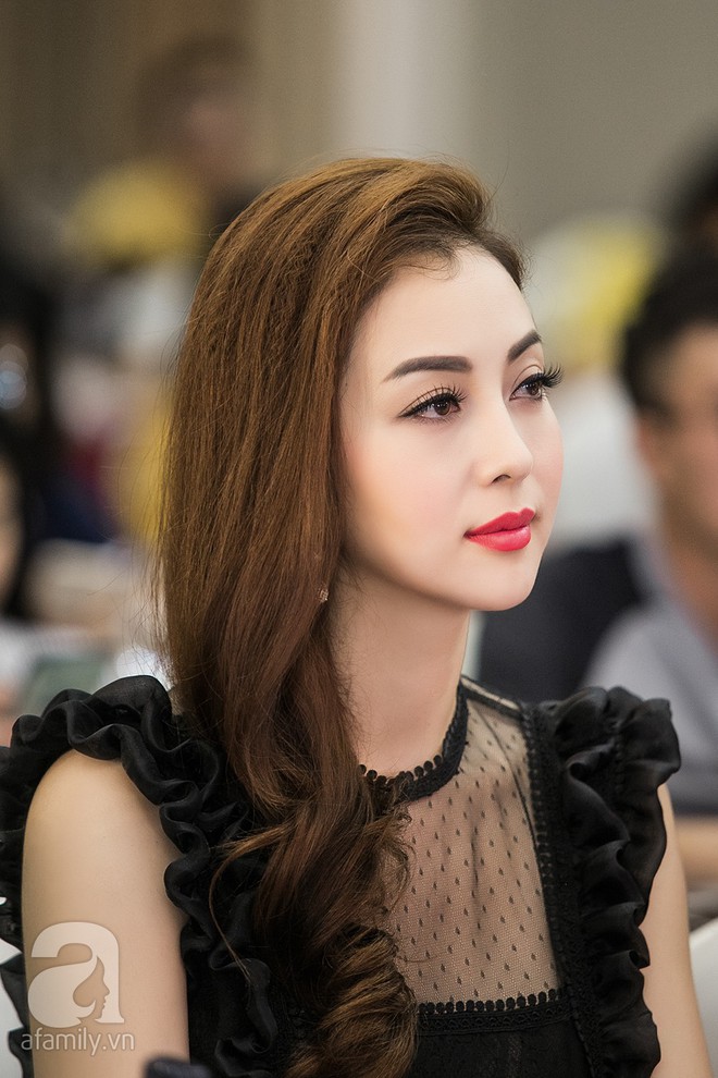 Jennifer Phạm và Dương Thùy Linh gây ngỡ ngàng với nhan sắc tuổi 30 ở họp báo Hoa hậu Bản sắc Việt toàn cầu 2018 - Ảnh 2.