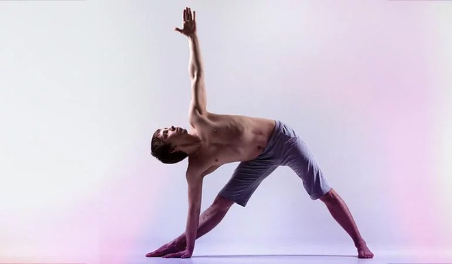 Tập ngay 5 tư thế yoga này để giúp ngăn ngừa chứng vẹo cột sống do đứng ngồi sai tư thế - Ảnh 5.