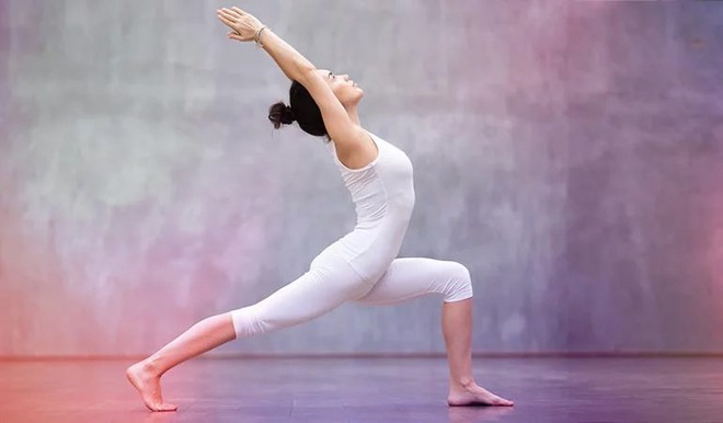 Tập ngay 5 tư thế yoga này để giúp ngăn ngừa chứng vẹo cột sống do đứng ngồi sai tư thế - Ảnh 7.