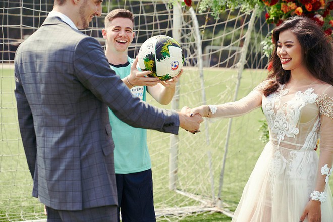 Ảnh cưới siêu lầy mùa World Cup: cô dâu Việt và chú rể Pháp mặc lễ phục nhưng đi giày thể thao và chụp ảnh ở sân bóng - Ảnh 1.