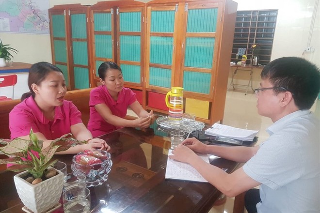 Các cô giáo mầm non quỳ gối: “Nói dàn dựng là xúc phạm giáo viên chúng tôi” - Ảnh 1. Các cô giáo mầm non quỳ gối: “Nói dàn dựng là xúc phạm giáo viên chúng tôi” - Ảnh 1.