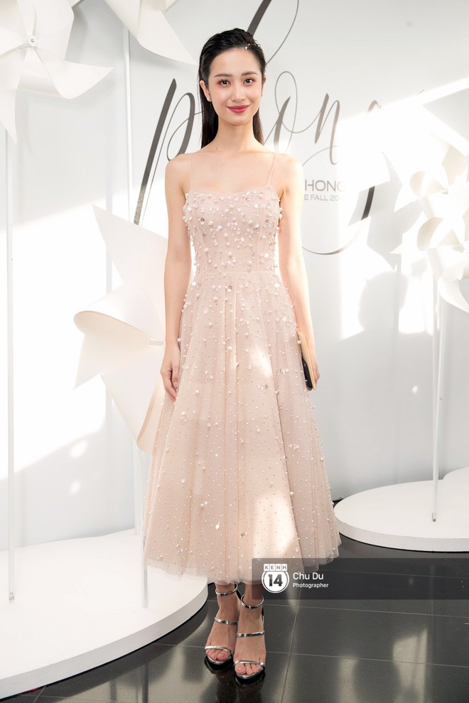 Hoa hậu Mỹ Linh lần đầu lên đồ tới hơn 3 tỷ đồng, Jun Vũ khoe vẻ đẹp mong manh tại show của NTK Chung Thanh Phong - Ảnh 3.