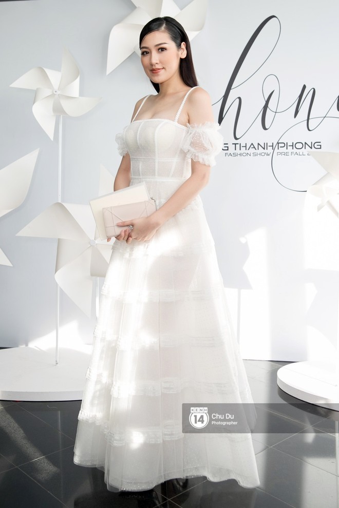 Hoa hậu Mỹ Linh lần đầu lên đồ tới hơn 3 tỷ đồng, Jun Vũ khoe vẻ đẹp mong manh tại show của NTK Chung Thanh Phong - Ảnh 6.