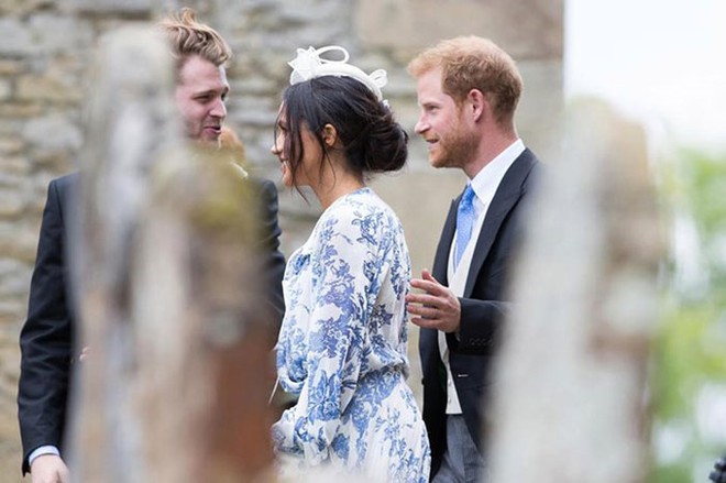 Đám cưới đặc biệt nhất hôm nay: cô dâu đeo vương miện của công nương Diana, Meghan Markle diện váy hơn trăm triệu tham dự - Ảnh 9.