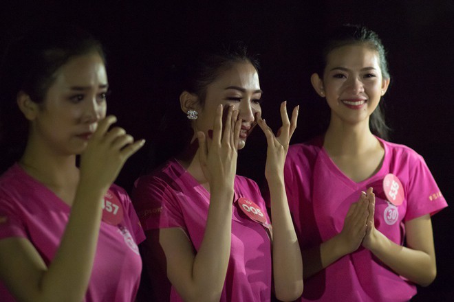 Thí sinh Hoa hậu Việt Nam 2018 òa khóc ngay sau buổi tập đầu tiên - Ảnh 2.