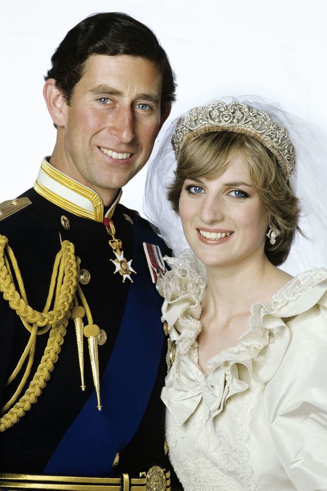 Đám cưới đặc biệt nhất hôm nay: cô dâu đeo vương miện của công nương Diana, Meghan Markle diện váy hơn trăm triệu tham dự - Ảnh 3.