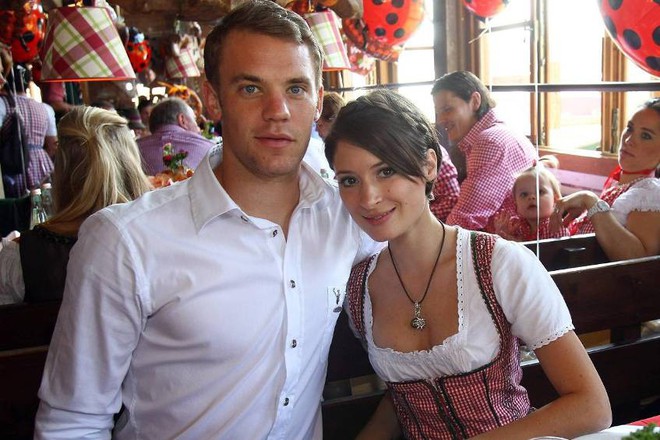 Triệu trái tim tan vỡ vì trai đẹp của đội tuyển Đức - Manuel Neuer đã là chồng người ta rồi! - Ảnh 3.