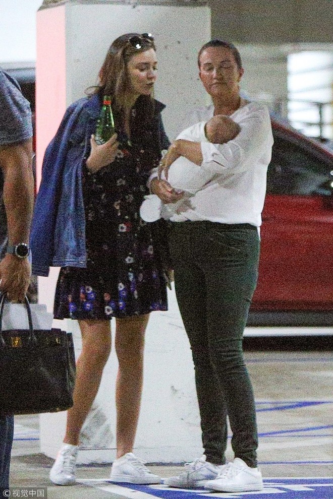 Miranda Kerr lần đầu lộ diện cùng con trai sau 1 tháng sinh con  - Ảnh 2.