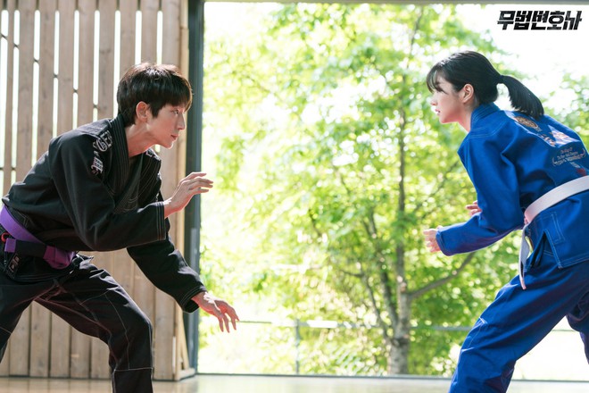 Clip hậu trường gây hiểu lầm nhất năm: Lee Jun Ki công khai... chạm vòng 1 bạn diễn nữ? - Ảnh 11.
