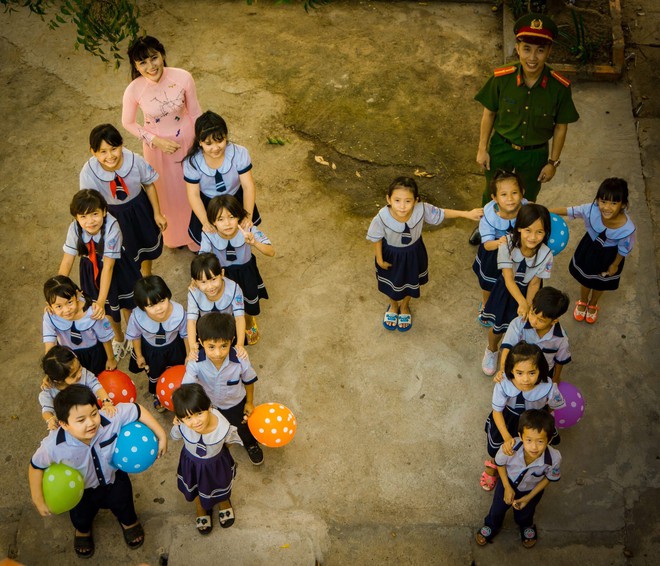 Chuyện tình yêu đáng ghen tỵ của cặp đôi em là giáo viên, anh là trung úy và bộ ảnh cưới đặc biệt - Ảnh 9.