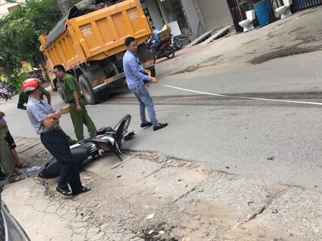 Hà Nội: Nam thanh niên tử vong sau khi bị xe tải cuốn vào gầm kéo lê hàng chục mét - Ảnh 4.