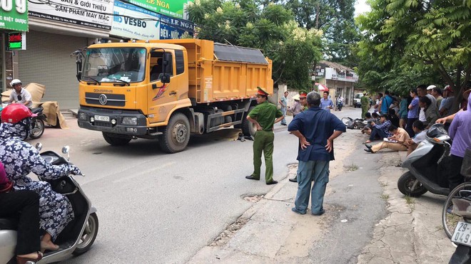 Hà Nội: Nam thanh niên tử vong sau khi bị xe tải cuốn vào gầm kéo lê hàng chục mét - Ảnh 3.