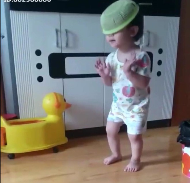 Chỉ 10s ngắn ngủi, điệu nhảy như vũ công của cậu bé 3 tuổi đã hạ gục bất cứ ai - Ảnh 2. Chỉ 10s ngắn ngủi, điệu nhảy như vũ công của cậu bé 3 tuổi đã hạ gục bất cứ ai - Ảnh 2.