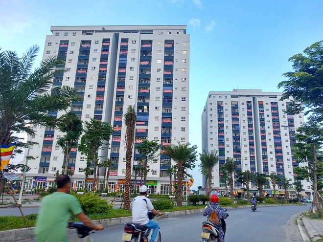 Hà Nội: 9 tòa chung cư tại khu đô thị Thanh Hà treo băng rôn đỏ rực vì hàng nghìn gia đình khốn đốn do nước bẩn - Ảnh 3.