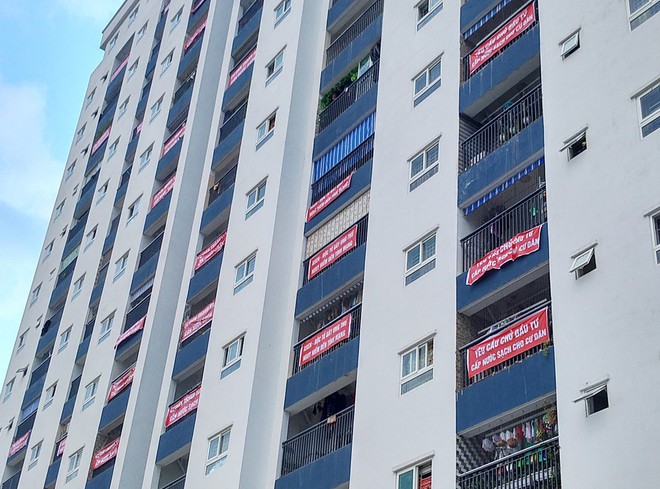 Hà Nội: 9 tòa chung cư tại khu đô thị Thanh Hà treo băng rôn đỏ rực vì hàng nghìn gia đình khốn đốn do nước bẩn - Ảnh 13.