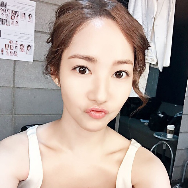 Nhan sắc thì nhân tạo nhưng cách làm đẹp của Park Min Young lại tự nhiên như không, tối giản hết mức - Ảnh 12. Nhan sắc thì nhân tạo nhưng cách làm đẹp của Park Min Young lại tự nhiên như không, tối giản hết mức - Ảnh 12.