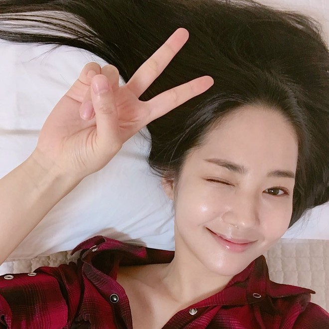 Nhan sắc thì nhân tạo nhưng cách làm đẹp của Park Min Young lại tự nhiên như không, tối giản hết mức - Ảnh 5. Nhan sắc thì nhân tạo nhưng cách làm đẹp của Park Min Young lại tự nhiên như không, tối giản hết mức - Ảnh 5.