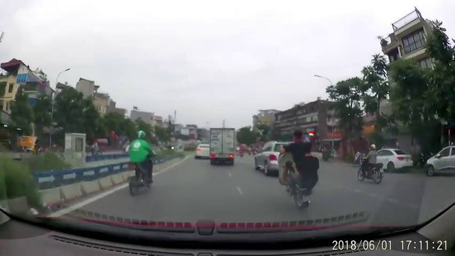Clip: Hai thanh niên không đội mũ bảo hiểm, bốc đầu xe máy, bị ô tô tải quệt văng vào dải phân cách bên đường - Ảnh 2.