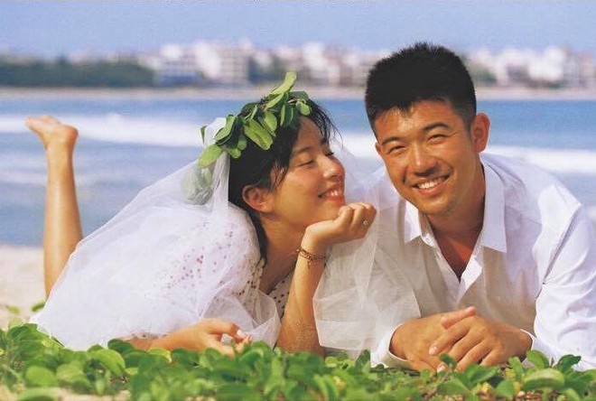 Ai cũng tưởng cảnh trong phim Hong Kong nhưng té ngửa khi biết đều là ảnh cưới! - Ảnh 1.