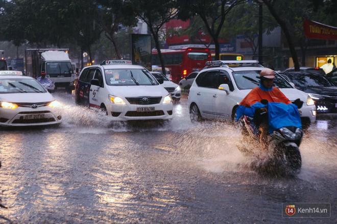 Đường vào sân bay Tân Sơn Nhất ngập nước và kẹt xe không lối thoát sau cơn mưa lớn ở Sài Gòn - Ảnh 1.