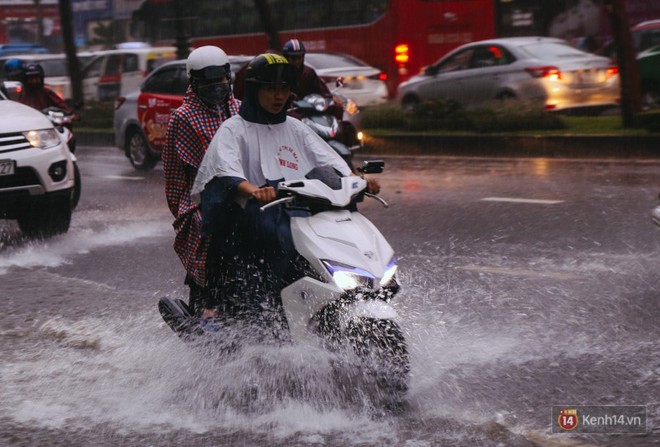 Đường vào sân bay Tân Sơn Nhất ngập nước và kẹt xe không lối thoát sau cơn mưa lớn ở Sài Gòn - Ảnh 2.