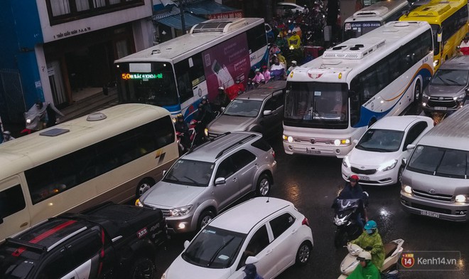 Đường vào sân bay Tân Sơn Nhất ngập nước và kẹt xe không lối thoát sau cơn mưa lớn ở Sài Gòn - Ảnh 12.