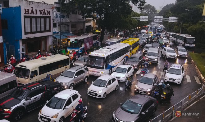 Đường vào sân bay Tân Sơn Nhất ngập nước và kẹt xe không lối thoát sau cơn mưa lớn ở Sài Gòn - Ảnh 13.