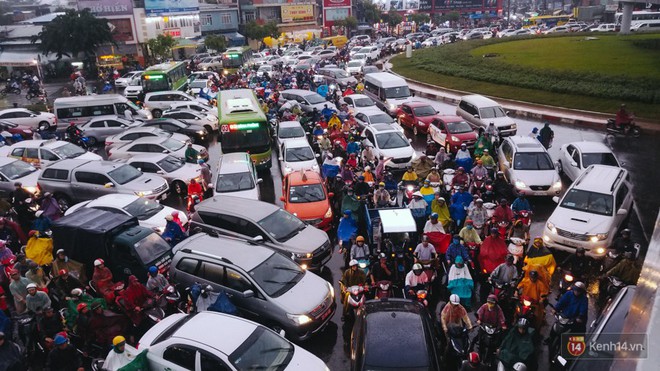 Đường vào sân bay Tân Sơn Nhất ngập nước và kẹt xe không lối thoát sau cơn mưa lớn ở Sài Gòn - Ảnh 14.