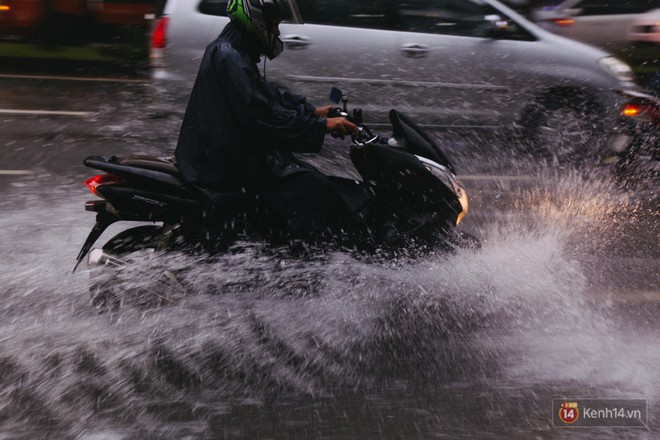 Đường vào sân bay Tân Sơn Nhất ngập nước và kẹt xe không lối thoát sau cơn mưa lớn ở Sài Gòn - Ảnh 3.